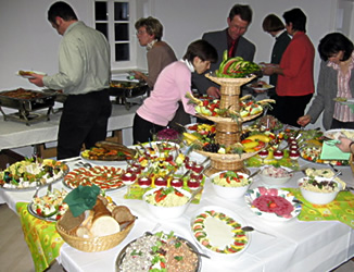 Buffet in der Küche des Festsaales